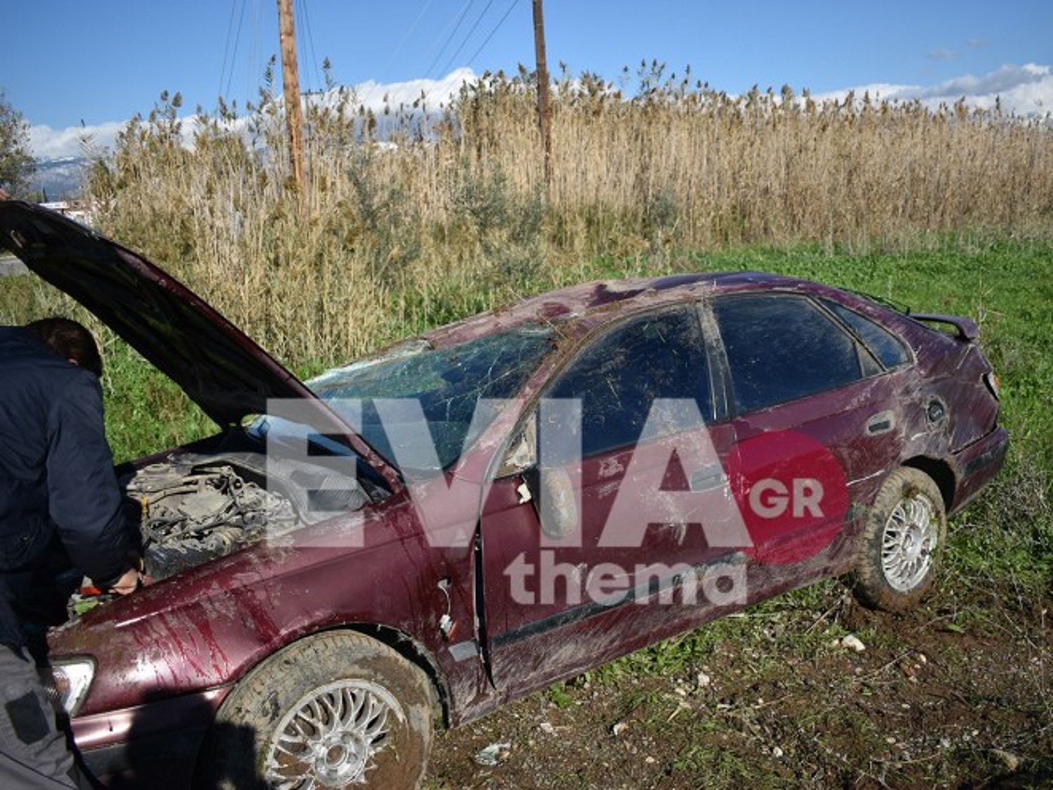 Εύβοια: Αυτοκίνητο κατέληξε σε χωράφι και έγινε σμπαράλια – Σώος ο οδηγός