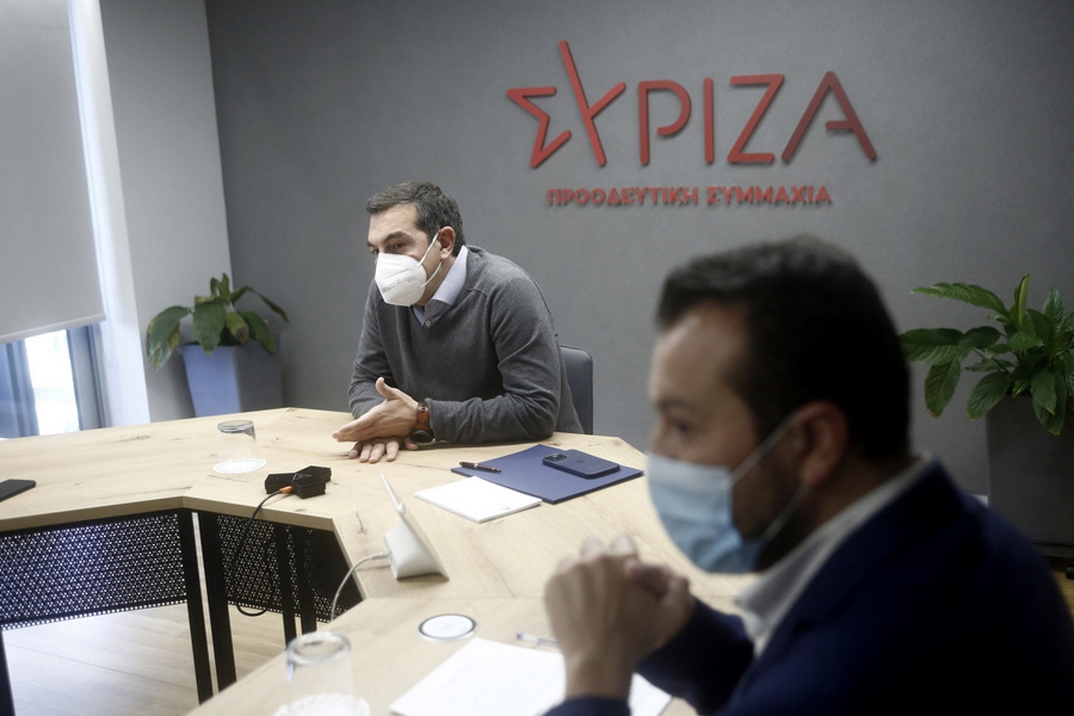 O πρόεδρος του ΣΥΡΙΖΑ - Προοδευτική Συμμαχία, Αλέξης Τσίπρας (Α), συνομιλεί με τα μέλη του Συνδικάτου Εργαζομένων ΟΑΣΑ και Θυγατρικών Εταιρειών, στα γραφεία του κόμματος στην Αθήνα Τρίτη 7 Δεκεμβρίου 2021.  ΑΠΕ-ΜΠΕ
