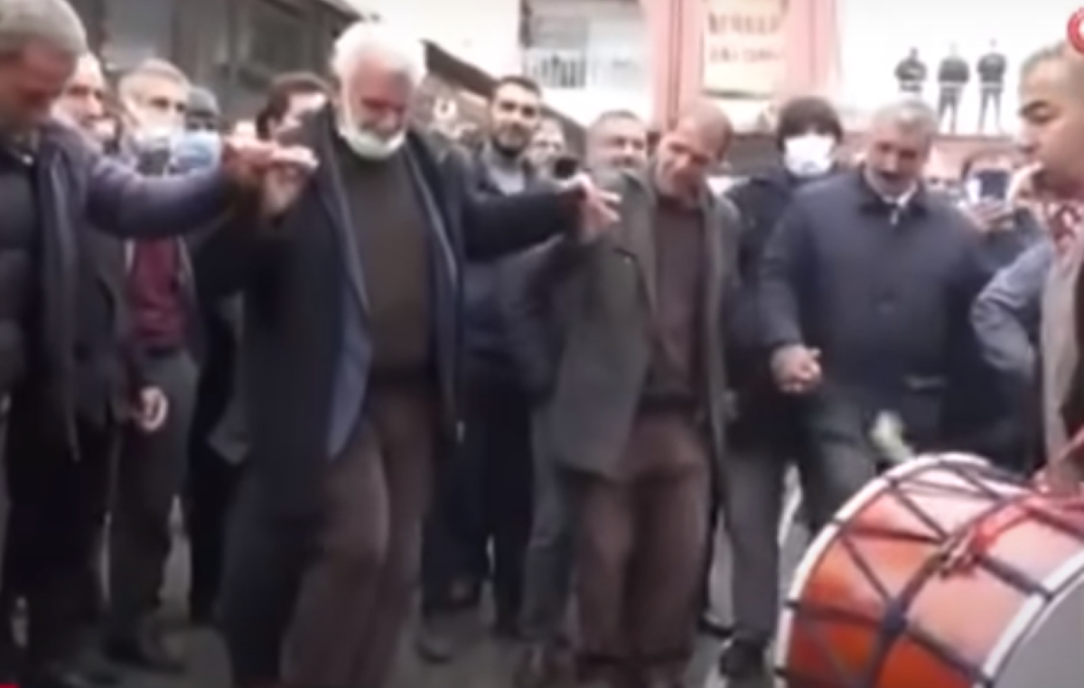Τουρκία: Πολίτες στους δρόμους με νταούλια, φιλώντας εικόνες του Ερντογάν