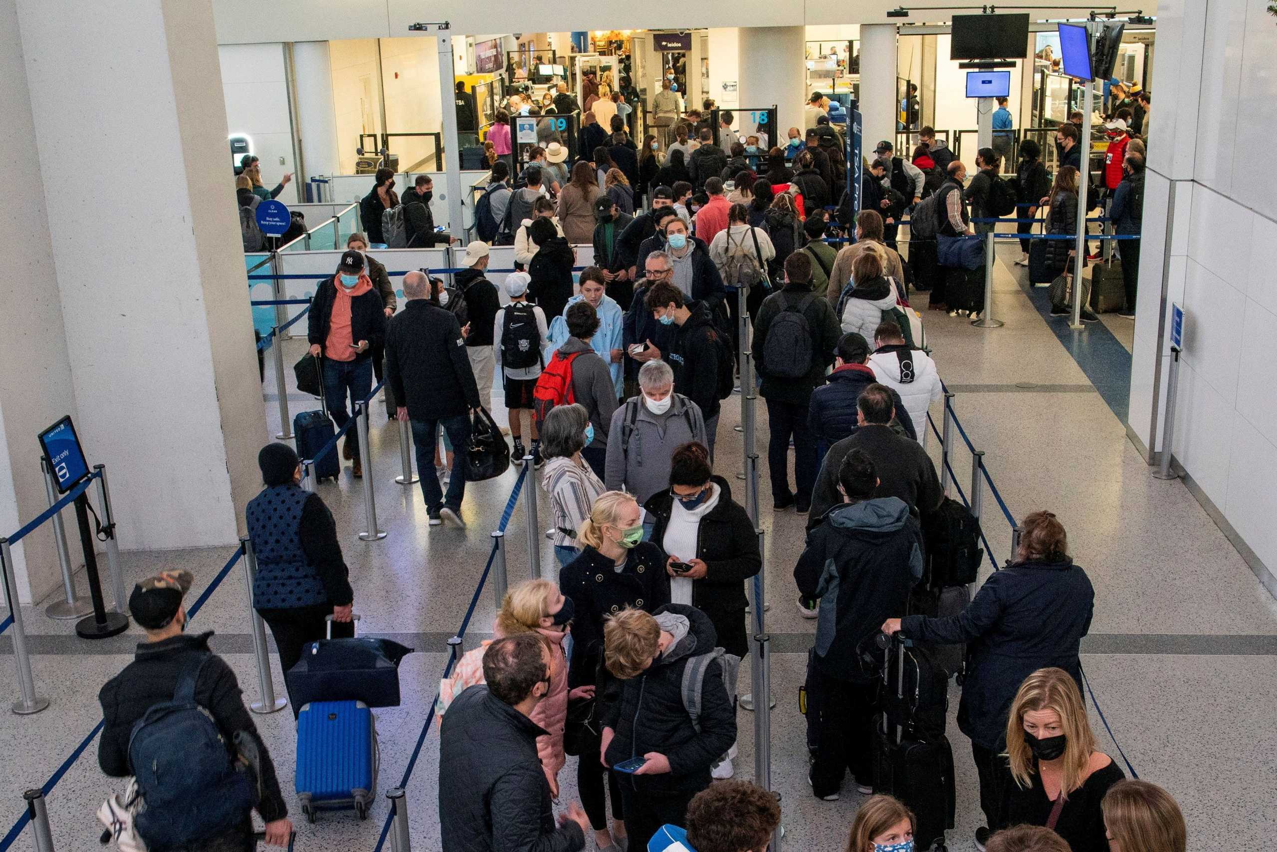 Η μετάλλαξη Όμικρον φέρνει τα πάνω-κάτω στα ταξίδια: Πιλότοι σε καραντίνα και ακύρωση 2.100 πτήσεων
