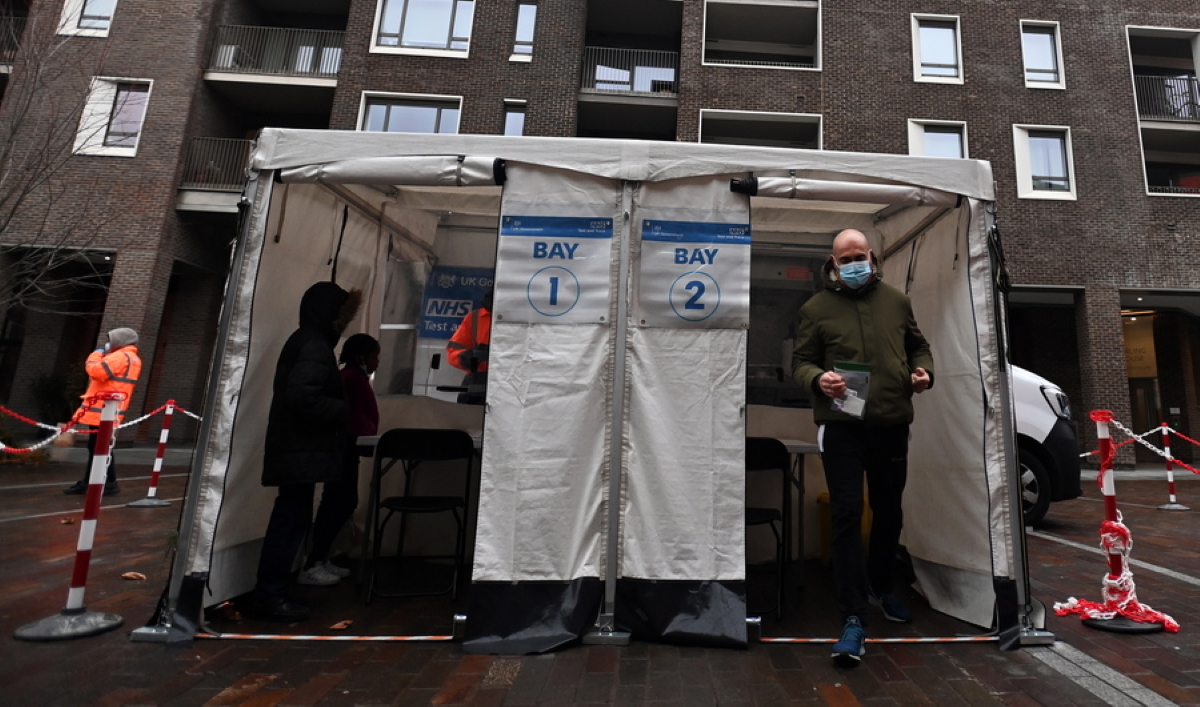 Βρετανία: Ουρές στα εμβολιαστικά κέντρα ανήμερα των Χριστουγέννων λόγω μετάλλαξης Όμικρον