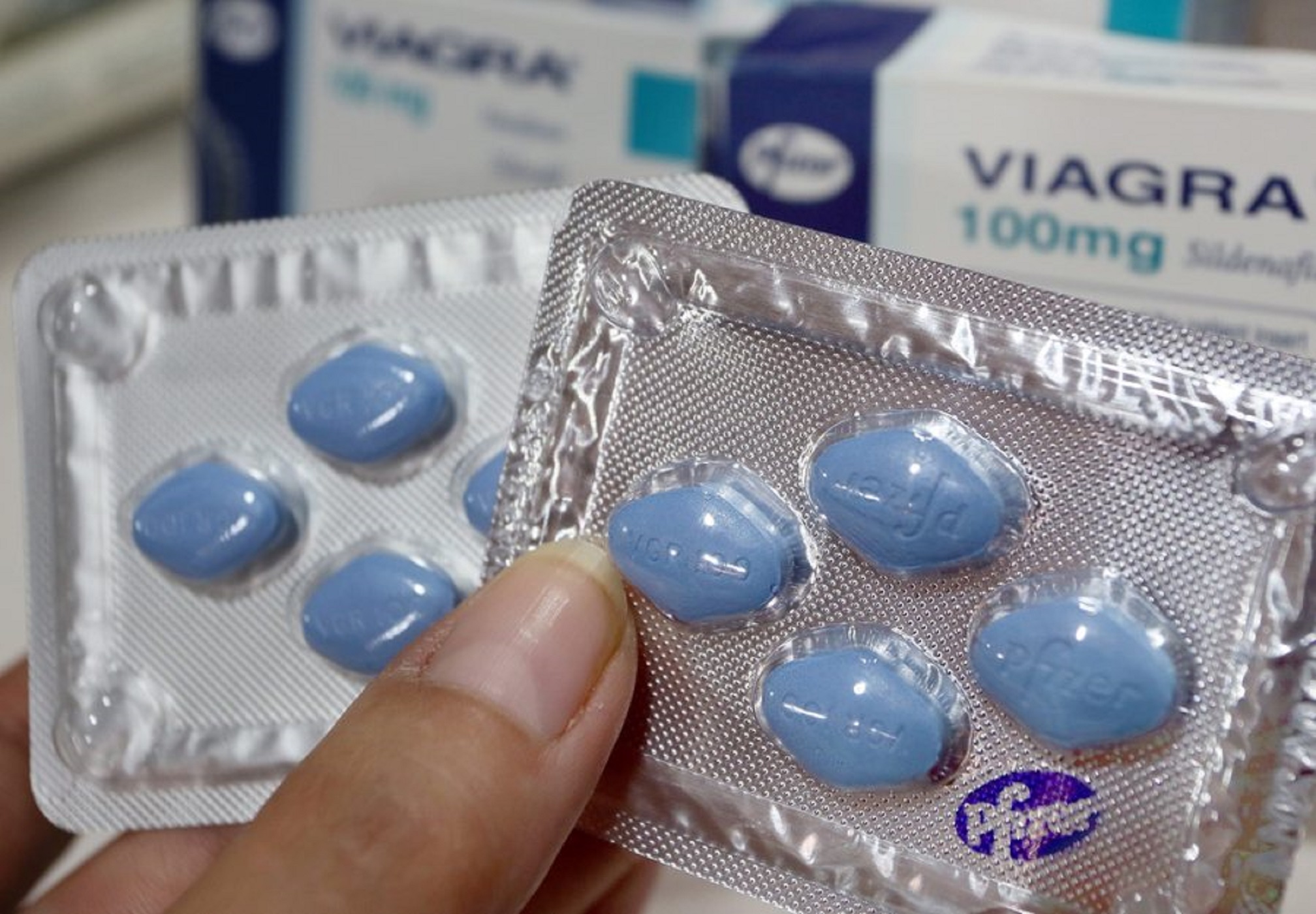 epa03862556 Original (R) and fake viagra pills are presented at a press conference on counterfeit medicines which is part of the 2nd Counterfeit Medicine Information Forum of the customs office, Interpol, pharmaceutical companies and pharmacies in Berlin, Germany, 11 September 2013. In the first half of the year 2013, 1.4 million fake tablets, powders and ampoules were confiscated by German customs offices.  EPA