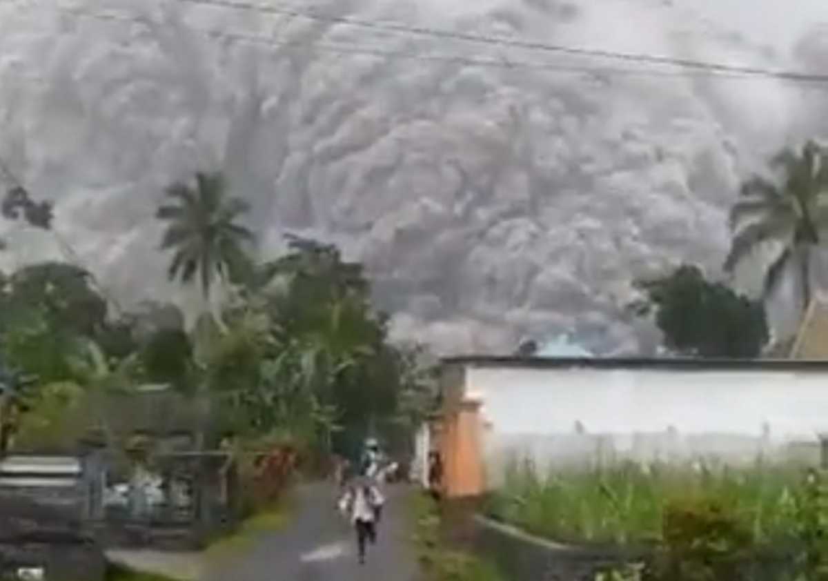 Ινδονησία – Ηφαίστειο Σεμέρου: 1 νεκρός και 41 τραυματίες με εγκαύματα από την τρομερή έκρηξη