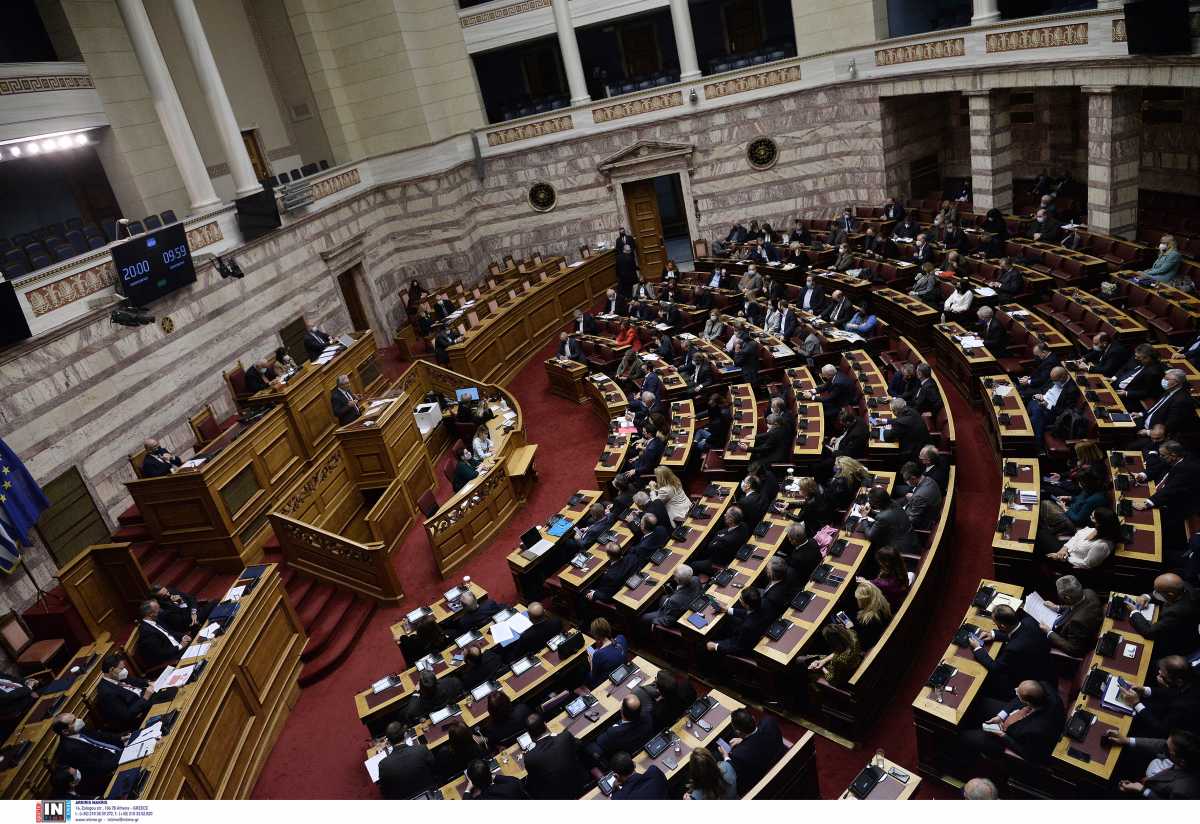 Βουλή: Ψηφίστηκε κατά πλειοψηφία το νομοσχέδιο για την αντιμετώπιση της πανδημίας