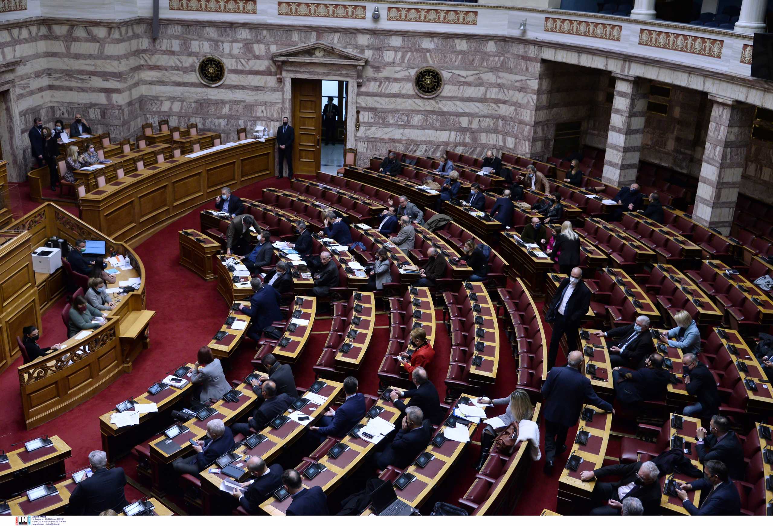 Βουλή: Πυρά της αντιπολίτευσης κατά της κυβέρνησης για το νομοσχέδιο διαχείρισης της πανδημίας