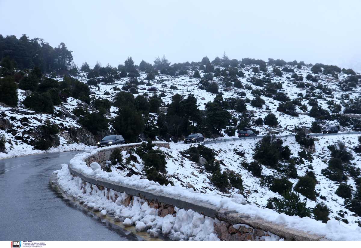 Καιρός: Κλειστή λόγω χιονιά η λεωφόρος Πάρνηθας από το ύψος του τελεφερίκ