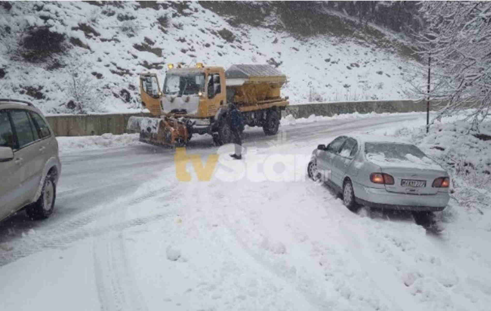 Καιρός – Κλειστά σχολεία στην Εύβοια την Τετάρτη 15/12: Μισό μέτρο το χιόνι και ανεβαίνει