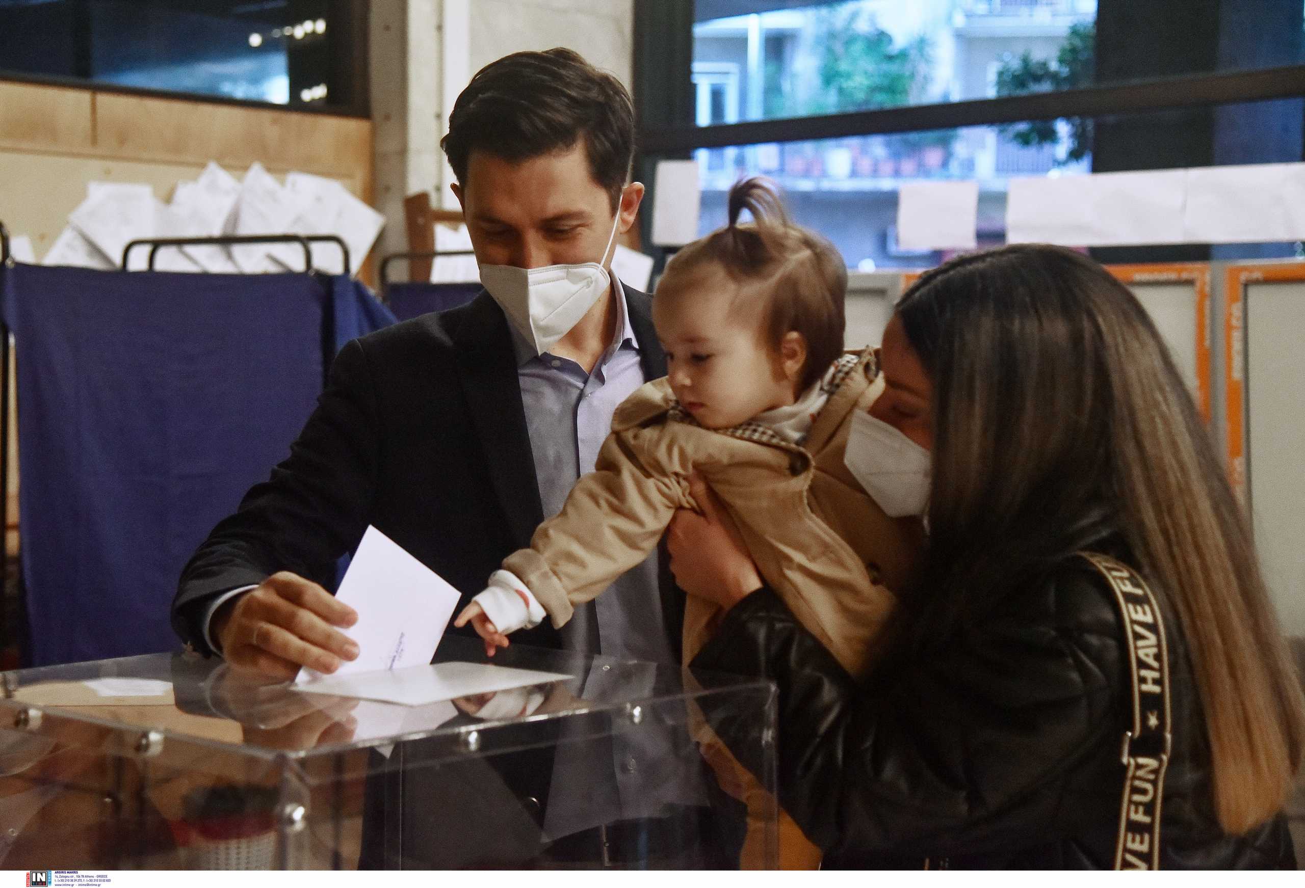 Εκλογές ΚΙΝΑΛ – Παύλος Χρηστίδης: Ψήφισε μαζί με την κόρη του – «Να θυμόμαστε τη Φώφη Γεννηματά»