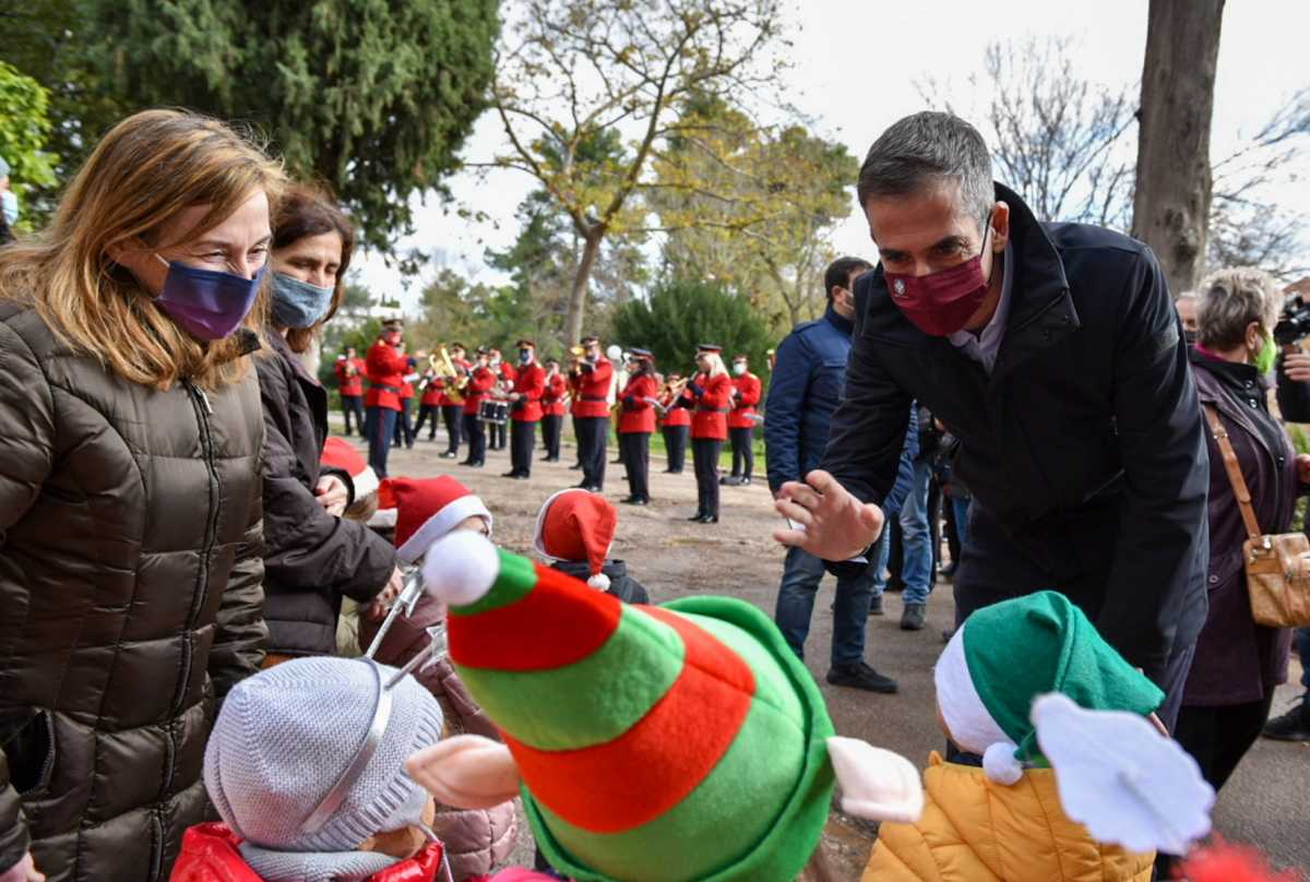 Ο Κώστας Μπακογιάννης στο Γηροκομείο Αθηνών με παιδιά από βρεφονηπιακούς σταθμούς