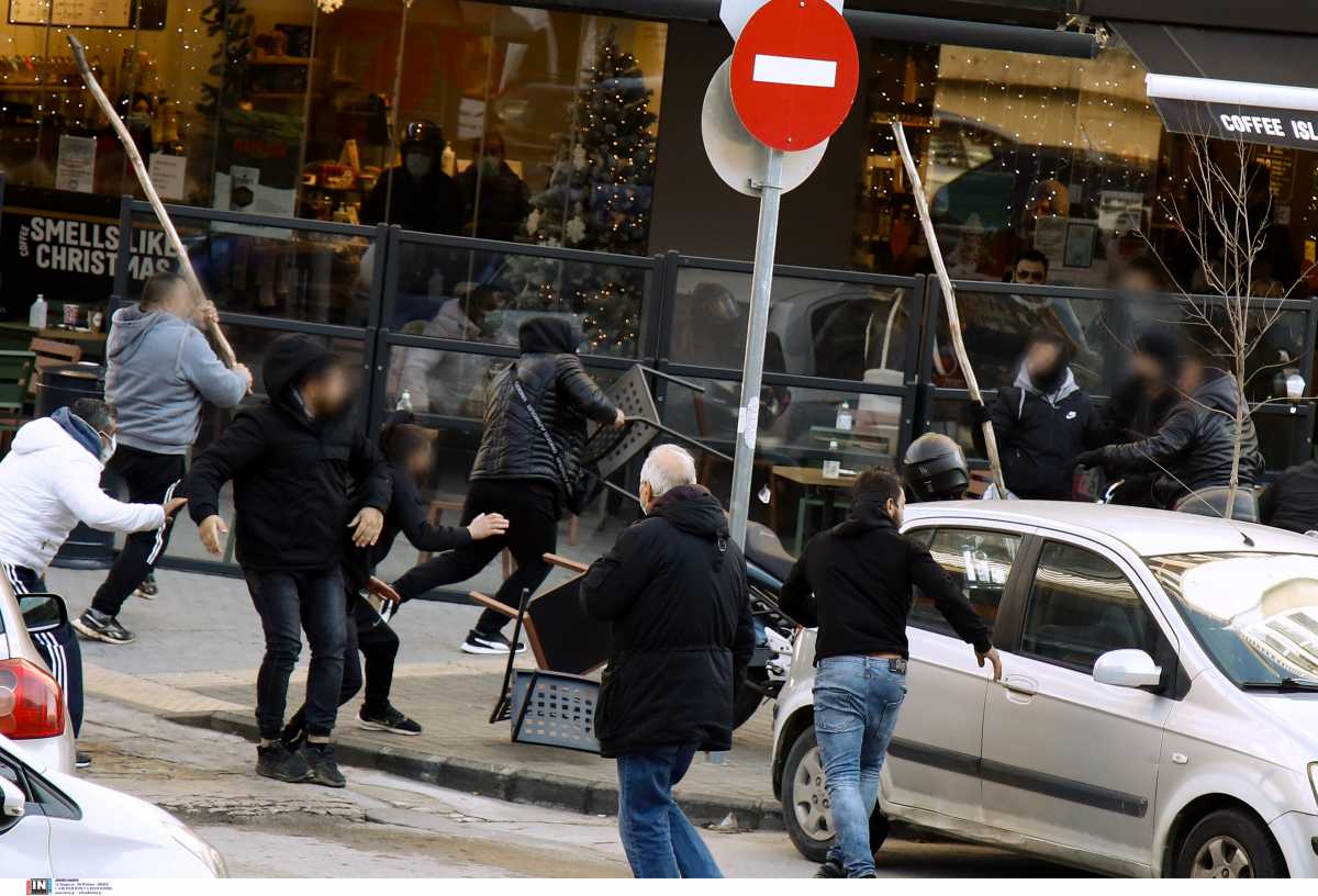 Θεσσαλονίκη: Η στιγμή των άγριων επεισοδίων έξω από τα δικαστήρια – Ξύλο με τραπέζια και καρέκλες