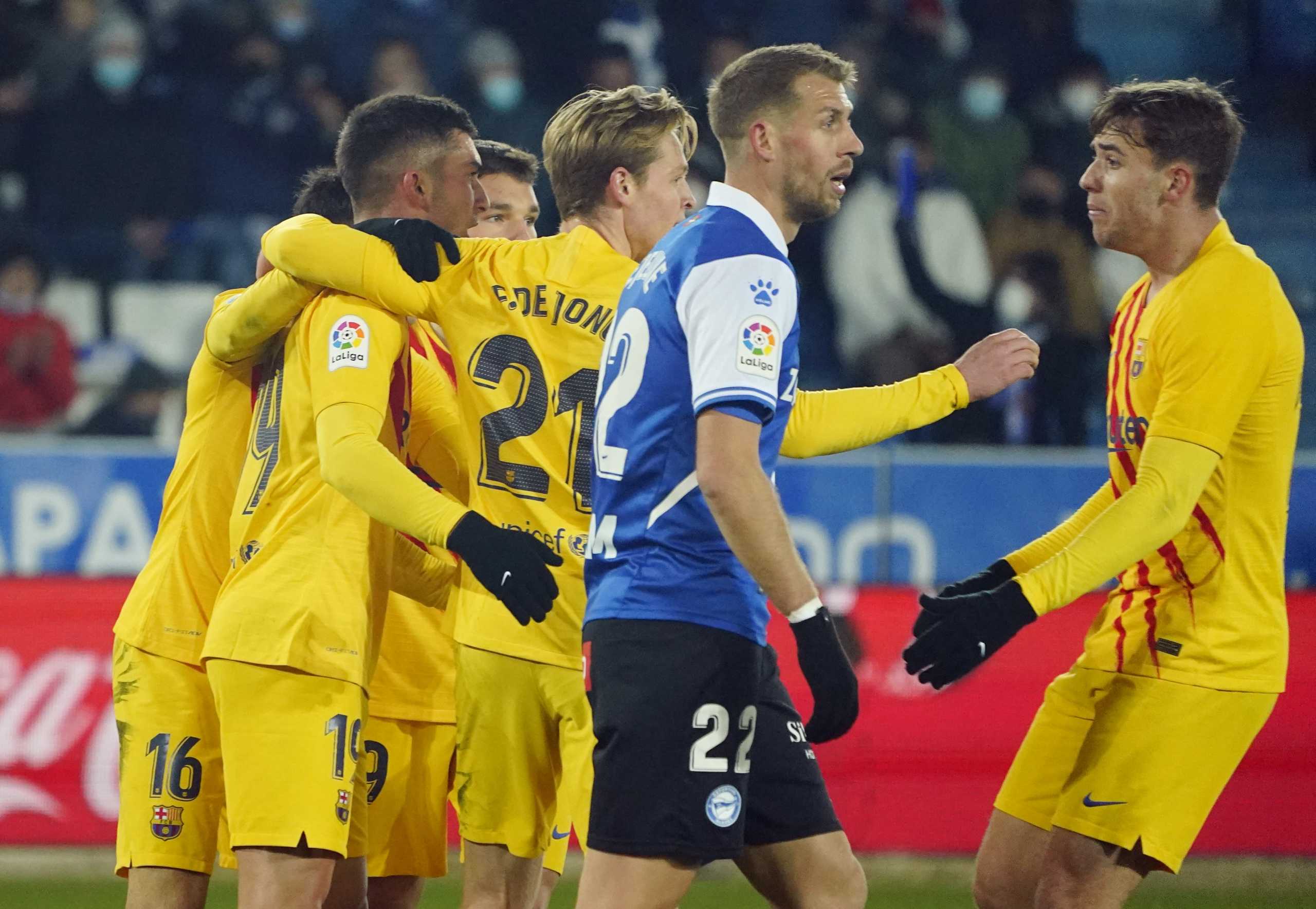 Soccer Football - LaLiga - Deportivo Alaves v FC Barcelona - Estadio Mendizorroza, Vitoria-Gasteiz, Spain - January 23, 2022 FC Barcelona's Frenkie de Jong celebrates scoring their first goal with teammates REUTERS