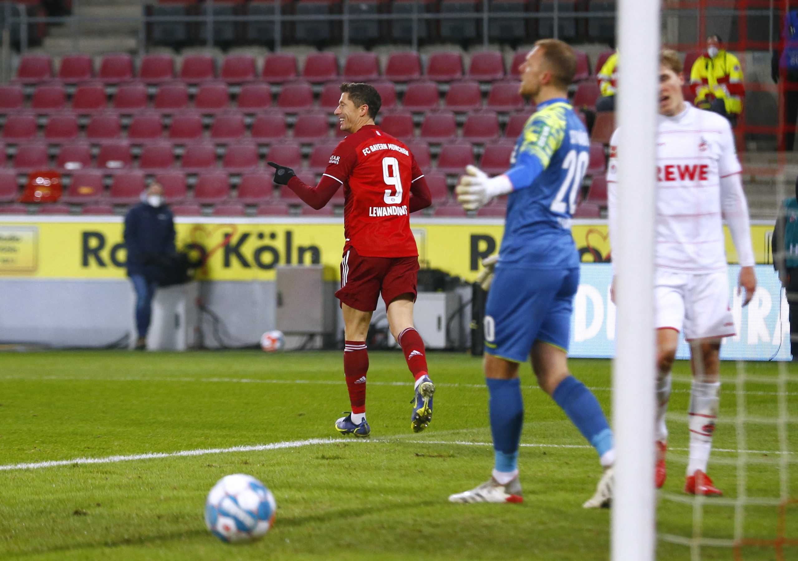 Soccer Football - Bundesliga - FC Cologne v Bayern Munich - RheinEnergieStadion, Cologne, Germany - January 15, 2022 Bayern Munich's Robert Lewandowski celebrates scoring their fourth goal to complete his hat-trick REUTERS