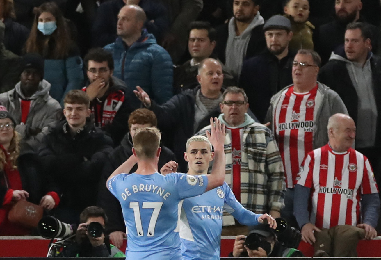 Soccer Football - Premier League - Brentford v Manchester City - Brentford Community Stadium, London, Britain - December 29, 2021 Manchester City's Phil Foden celebrates scoring their first goal with Kevin De Bruyne Action Images via Reuters