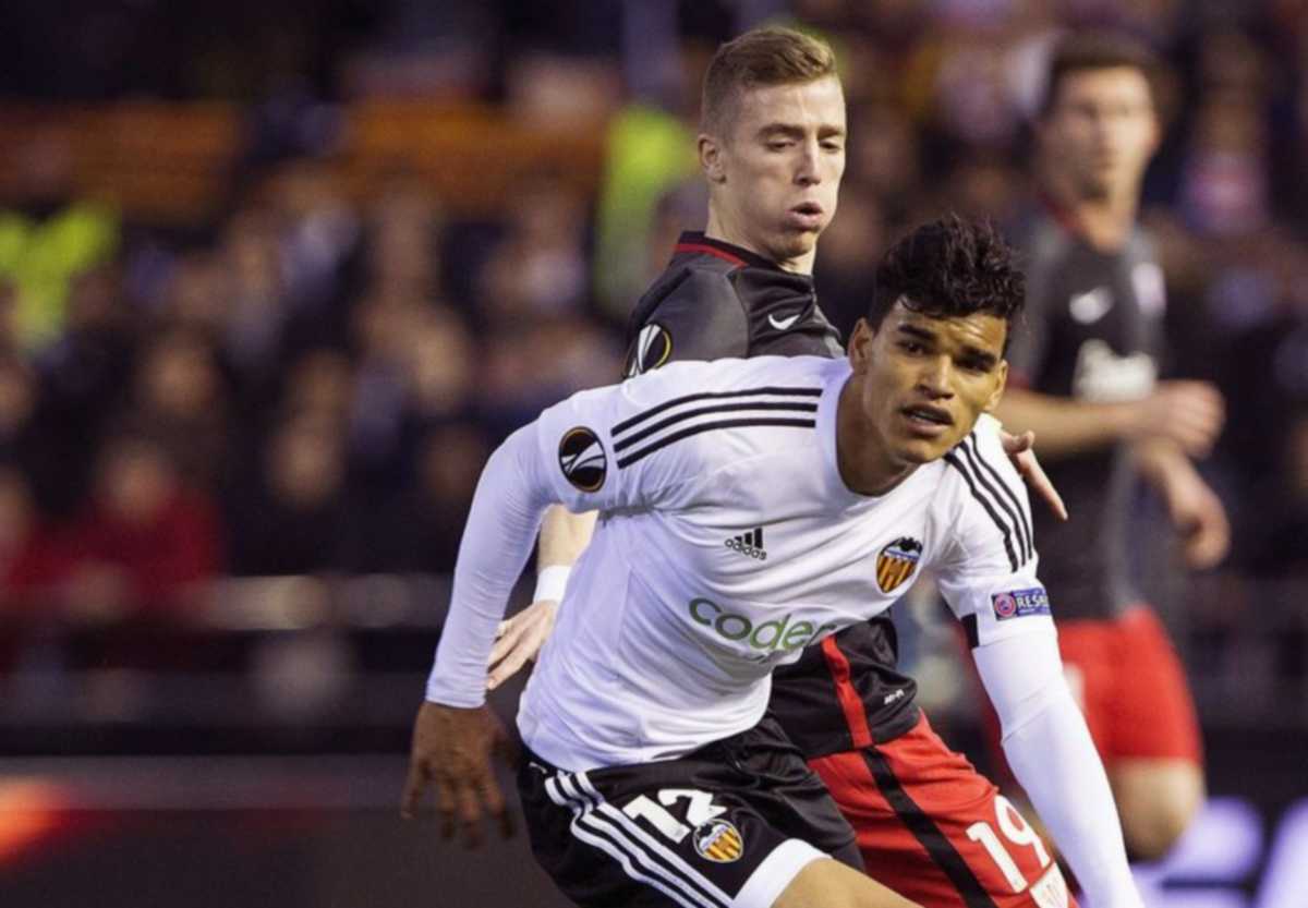 epa05216799 Athletic Bilbao's midfielder Iker Muniain (back) fights for the ball with Brazilian midfielder Danilo Barbosa da Silva (front) of Valencia FC during the UEFA Europa League Round of 16 second leg soccer match played at Mestalla stadium in Valencia, eastern of Spain on 17 March 2016.  EPA
