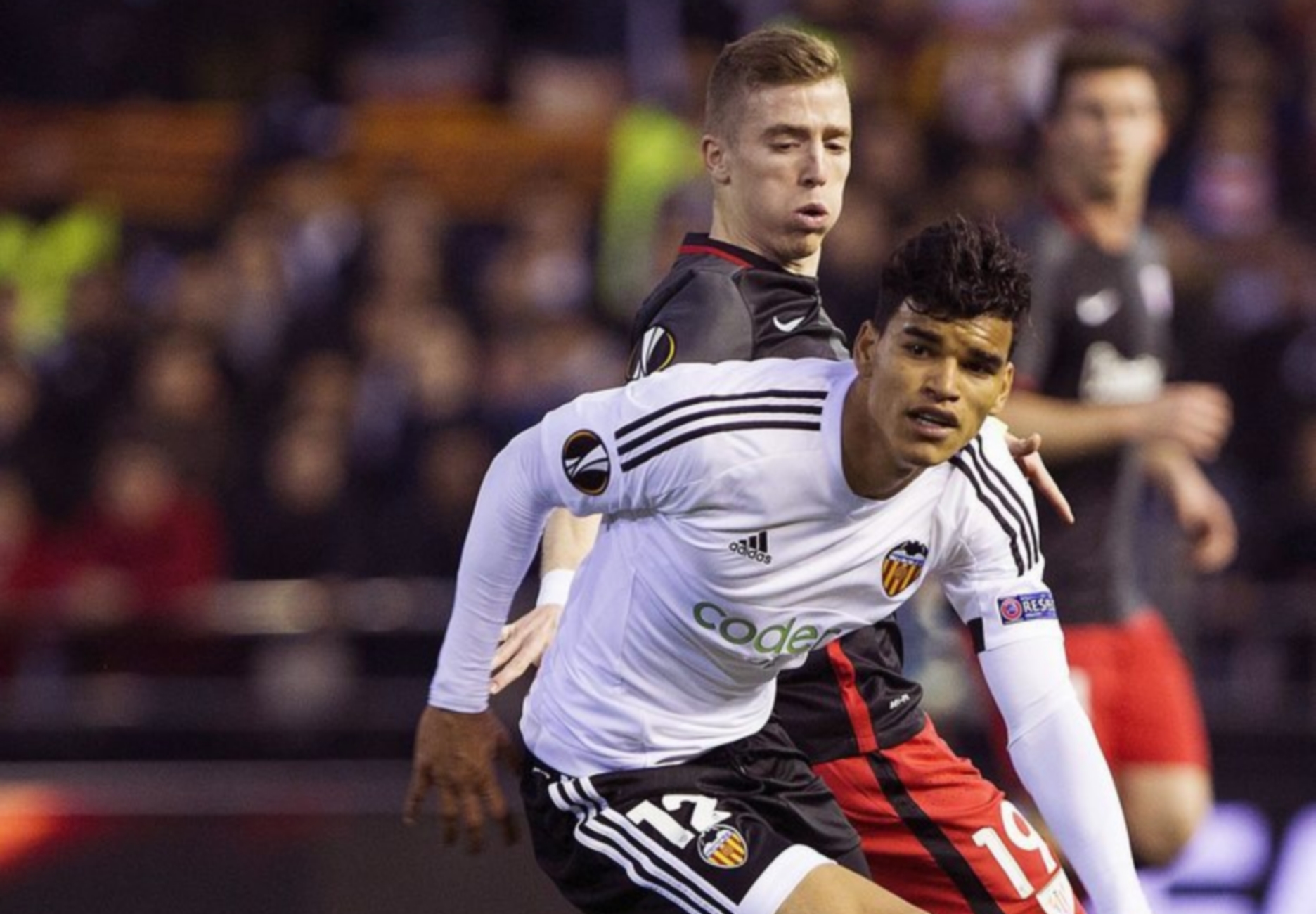 epa05216799 Athletic Bilbao's midfielder Iker Muniain (back) fights for the ball with Brazilian midfielder Danilo Barbosa da Silva (front) of Valencia FC during the UEFA Europa League Round of 16 second leg soccer match played at Mestalla stadium in Valencia, eastern of Spain on 17 March 2016.  EPA