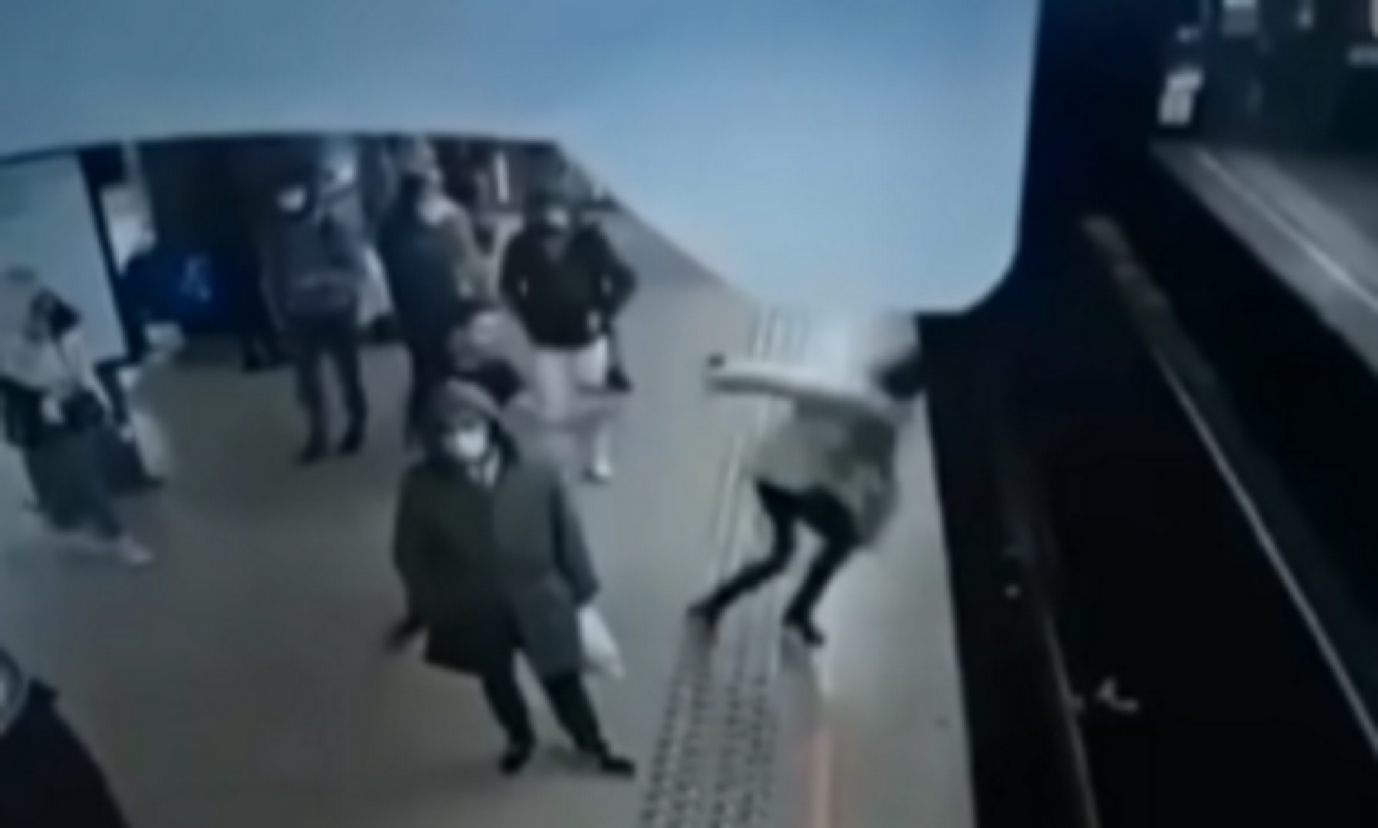 Βέλγιο: Έσπρωξε γυναίκα στις γραμμές του Μετρό – Βίντεο από την πτώση μπροστά στον συρμό που ερχόταν