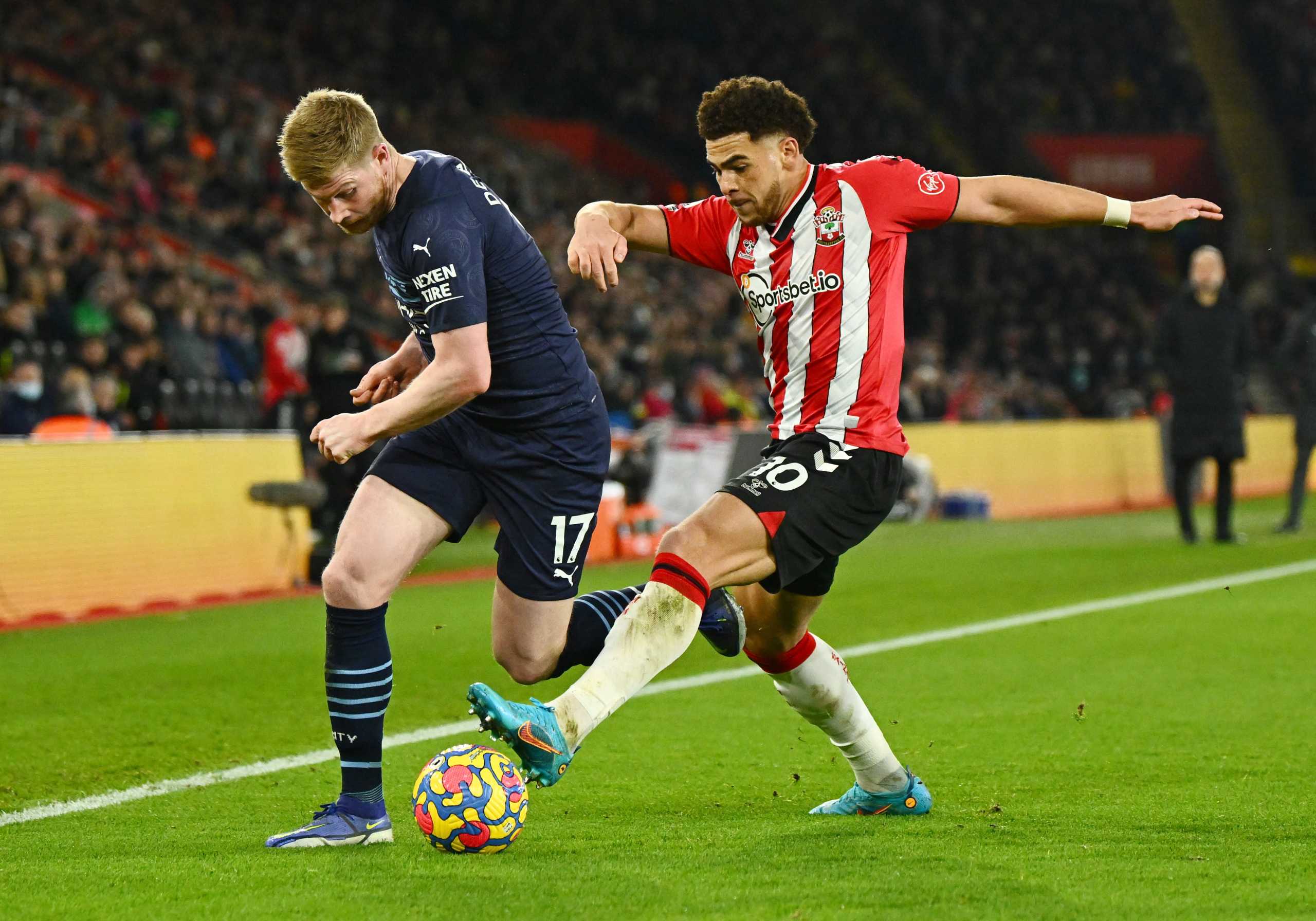 Soccer Football - Premier League - Southampton v Manchester City - St Mary's Stadium, Southampton, Britain - January 22, 2022 Manchester City's Kevin De Bruyne in action with Southampton's Che Adams REUTERS