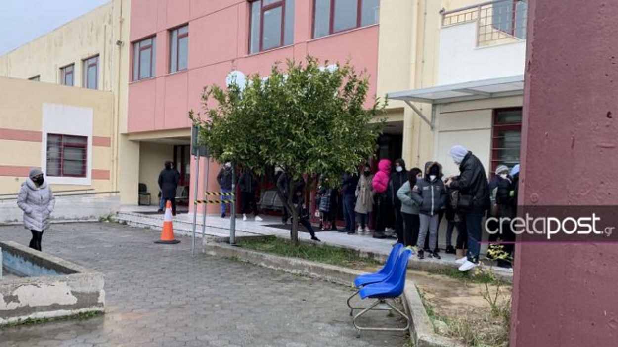 Κρήτη: Περιμένουν δύο ώρες στο κρύο για να κάνουν τεστ κορονοϊού