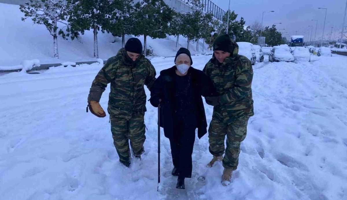 Κακοκαιρία: Οι Ένοπλες Δυνάμεις απεγκλωβίζουν ανθρώπους από τα χιόνια – Εικόνες από την πρώτη γραμμή της μάχης