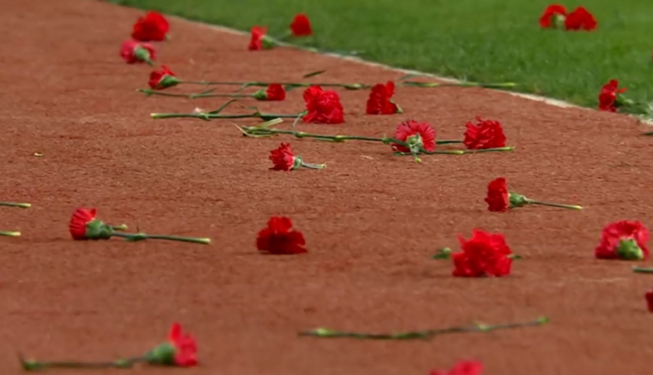 Κόκκινα γαρύφαλλα και δάκρυα στη μνήμη του Αχμέτ Τσελίκ στο Κόνιασπορ – Άδανα Ντεμιρσπορ