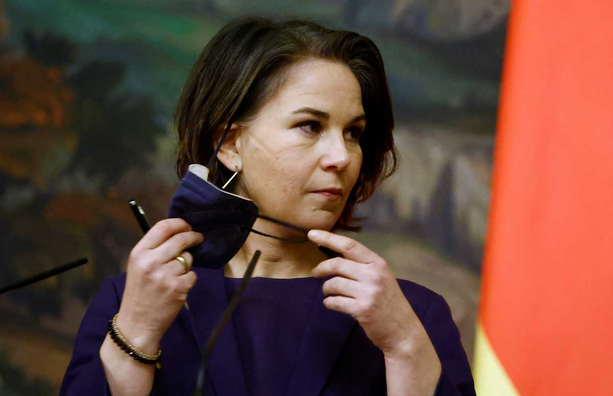 German Foreign Minister Annalena Baerbock removes her face mask during a joint news conference with Russian Foreign Minister Sergei Lavrov following their meeting in Moscow, Russia January 18, 2022. REUTERS