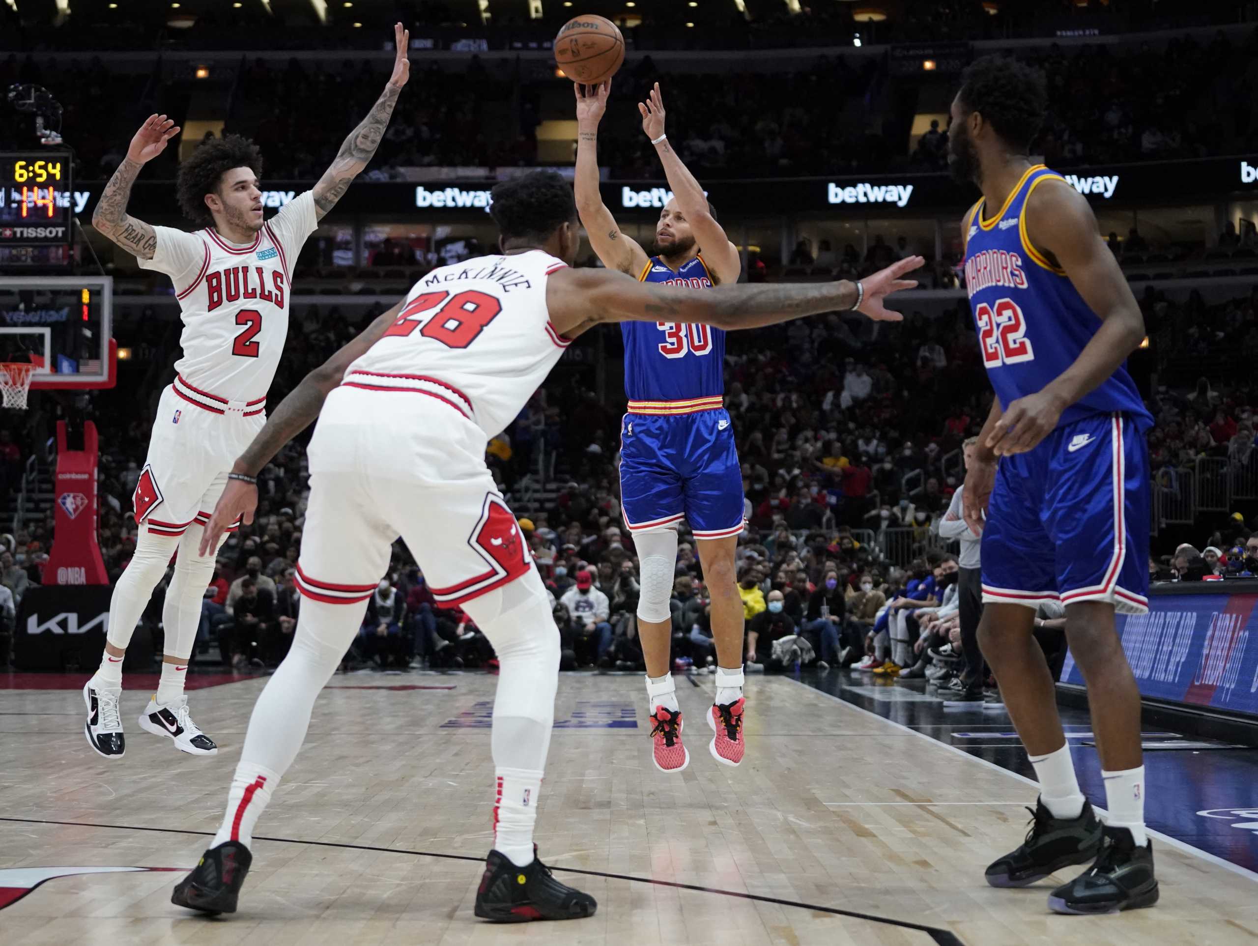 Jan 14, 2022; Chicago, Illinois, USA; Golden State Warriors guard Stephen Curry (30) shoots a three point basket against the Chicago Bulls during the second half at United Center. Mandatory Credit: David Banks-USA TODAY Sports