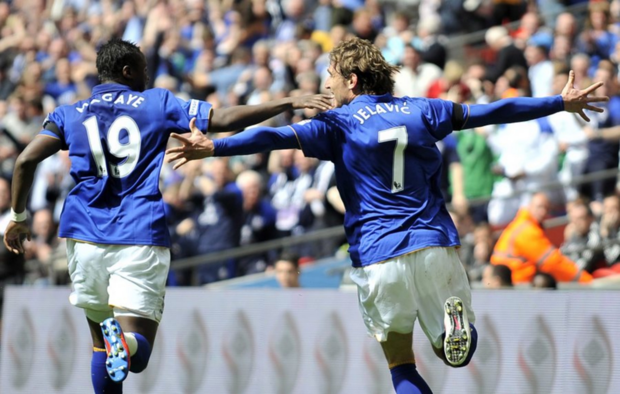 epa03182410 Everton's Nikica Jelavic (R) celebrates with teammate Magaye Gueye (L) after scoring for Everton against Liverpool during a F.A Cup semi- final soccer match at Wembley Stadium in London, Britain, 14 April 2012.  EPA