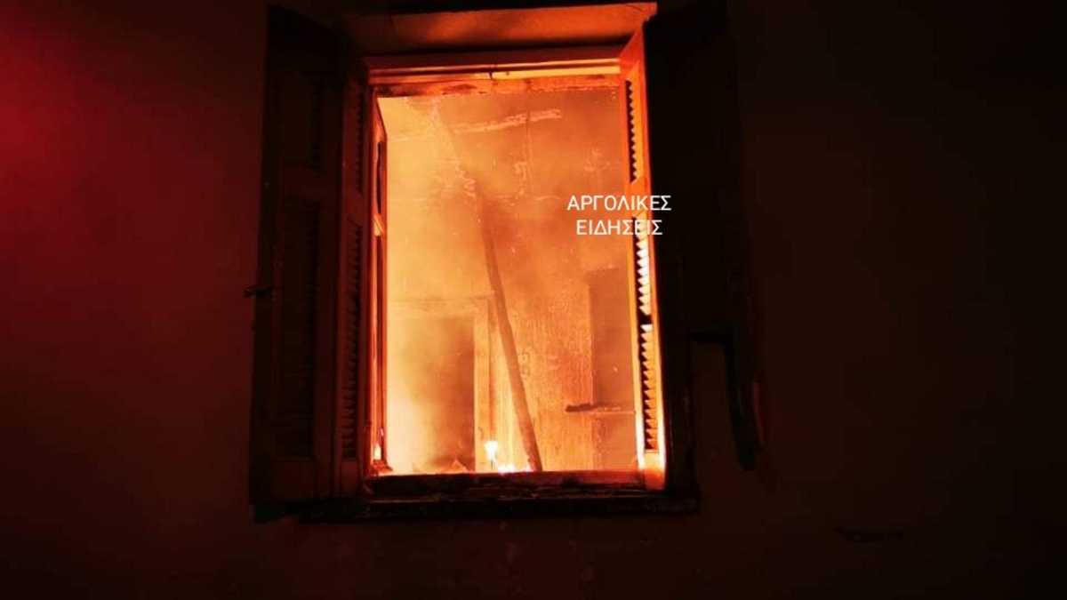 Αργολίδα: Φωτιά έκαψε μονοκατοικία – Οι στιγμές που οι καπνοί σκεπάζουν μια ολόκληρη γειτονιά