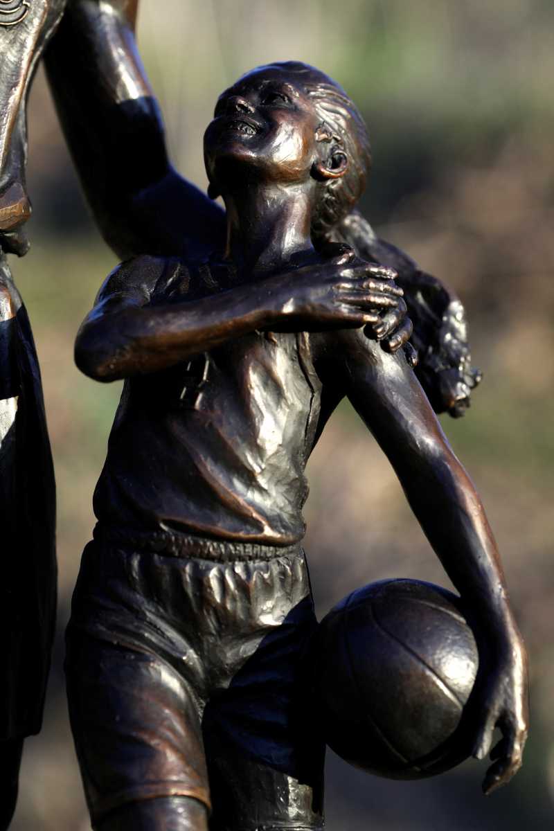 Άγαλμα του Κόμπι Μπράιαντ και της Τζιάνα στο σημείο της συντριβής