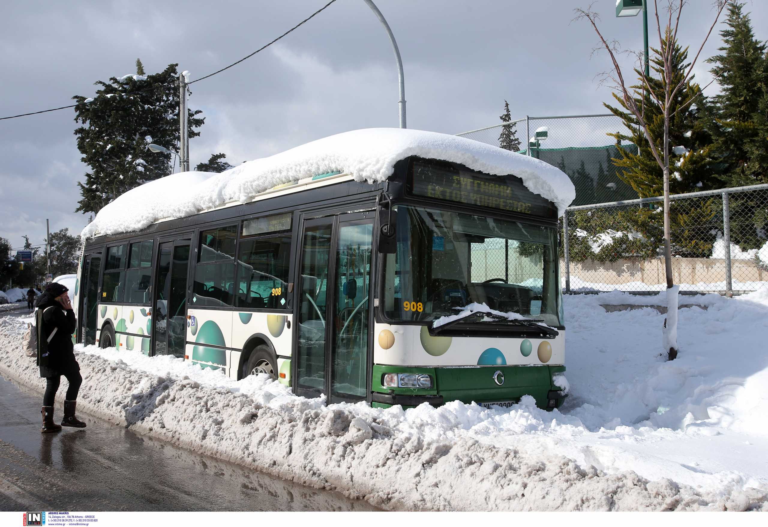 Αποσύρονται σταδιακά λεωφορεία και τρόλεϊ γιατί γλιστράει ο δρόμος – Πίνακες