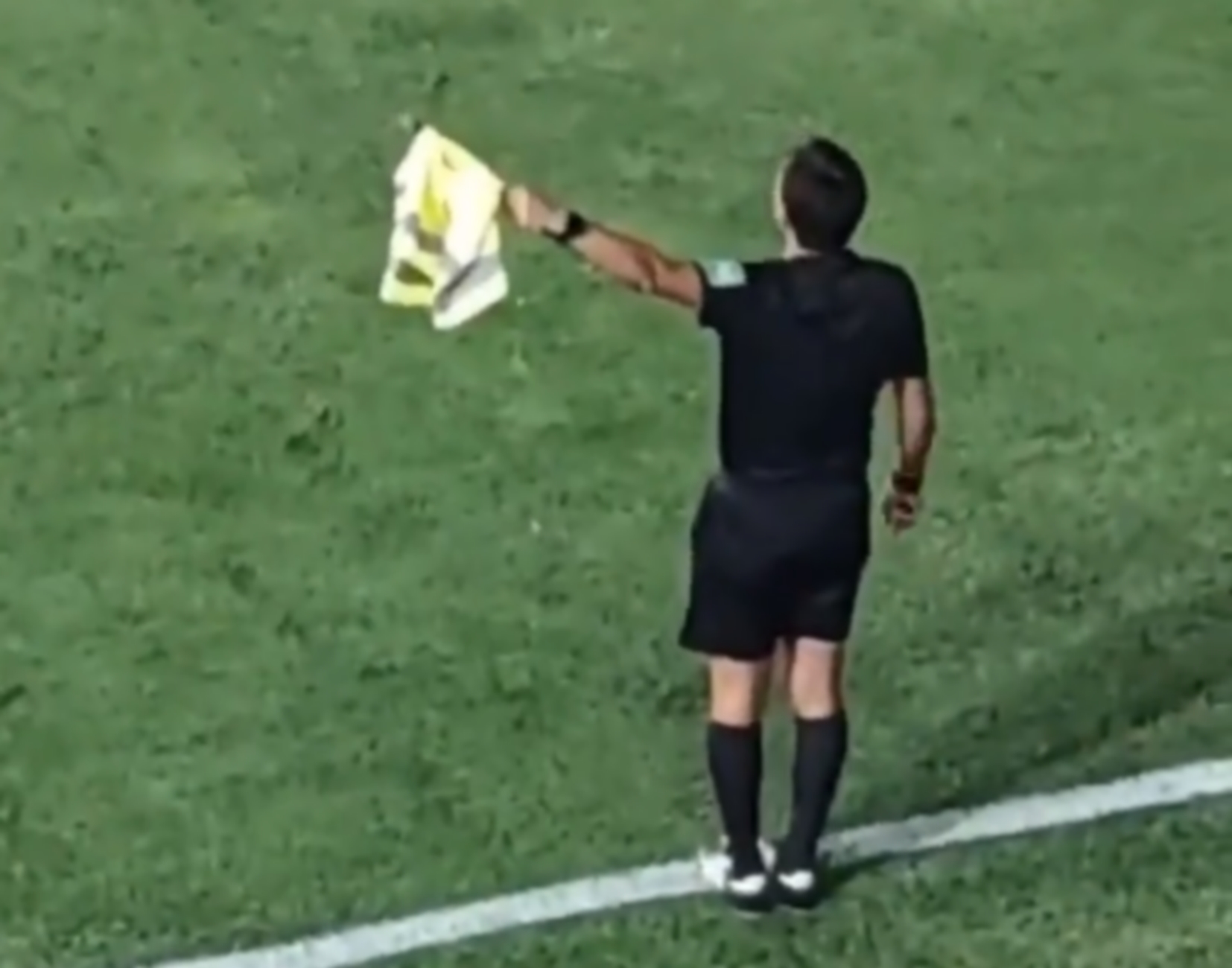 Απίθανος επόπτης ξέχασε το σημαιάκι και πήρε σκουπόξυλο σε αγώνα για τα Προκριματικά του Μουντιάλ 2022