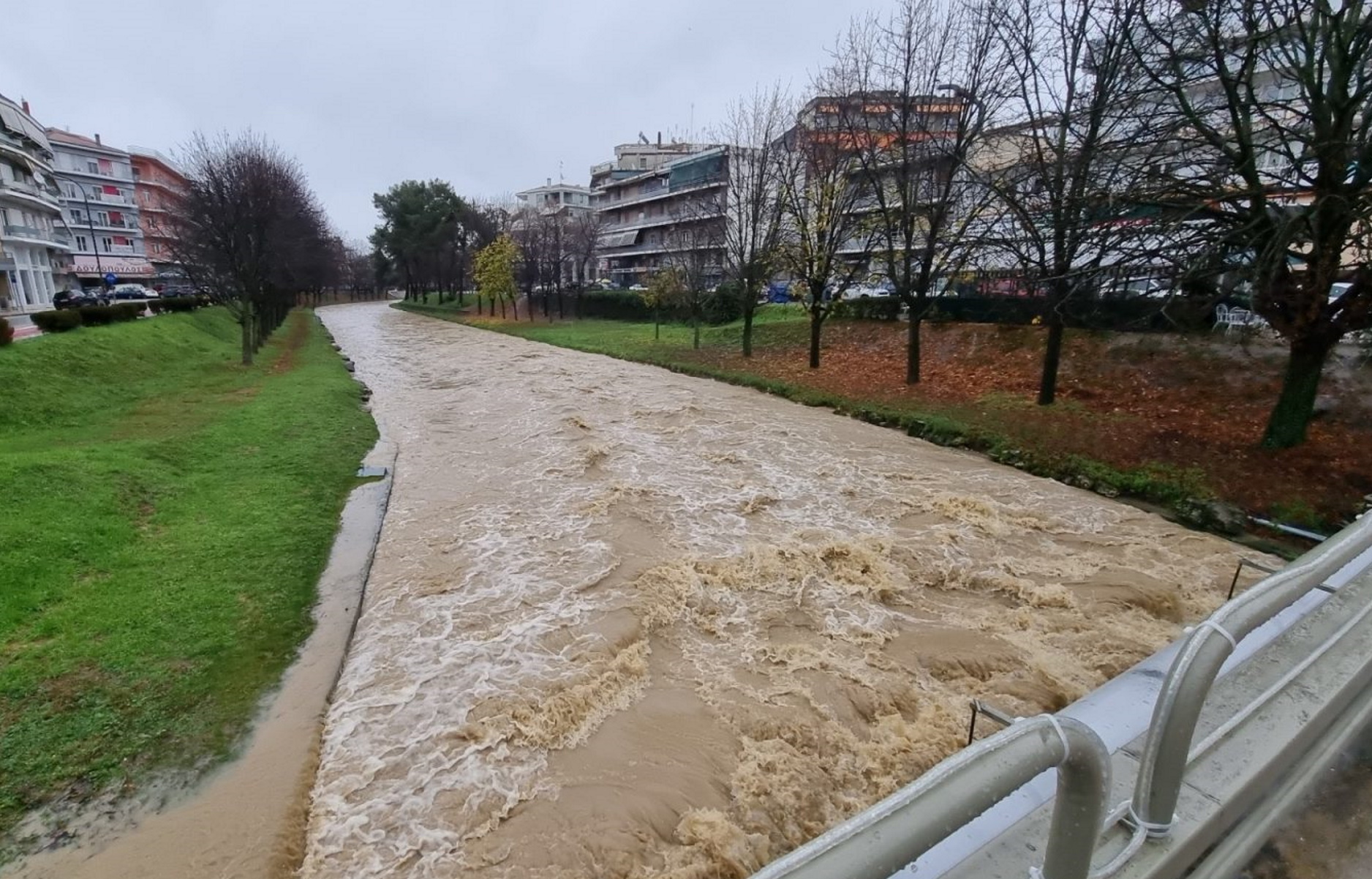 Καιρός – Κακοκαιρία «Διομήδης» στα Τρίκαλα: Υπερχείλισε ο Ληθαίος ποταμός, χιονίζει στα ορεινά