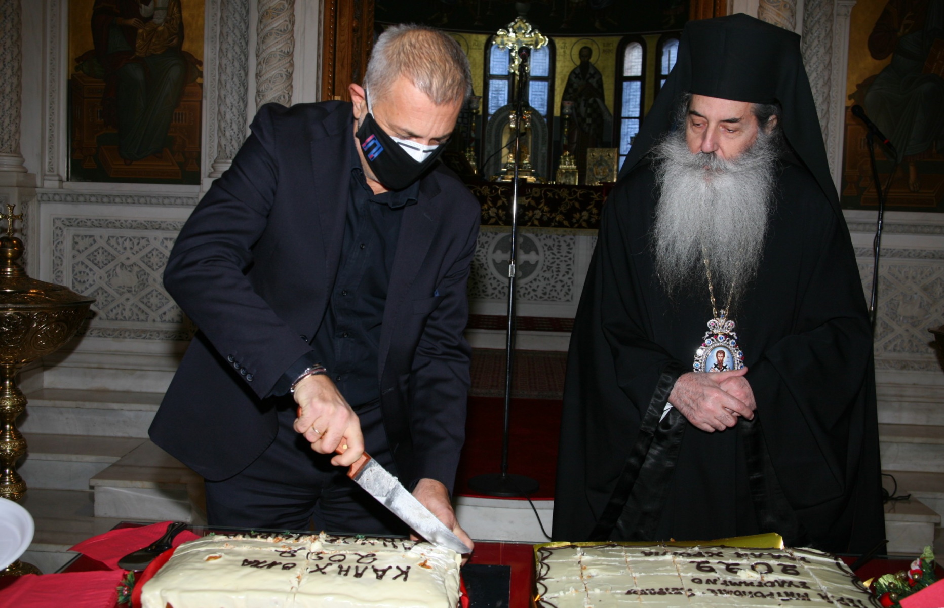 Πρωτοχρονιά στον Δήμο Πειραιά: O δήμαρχος Γιάννης Μώραλης έκοψε την πρωτοχρονιάτικη πίτα