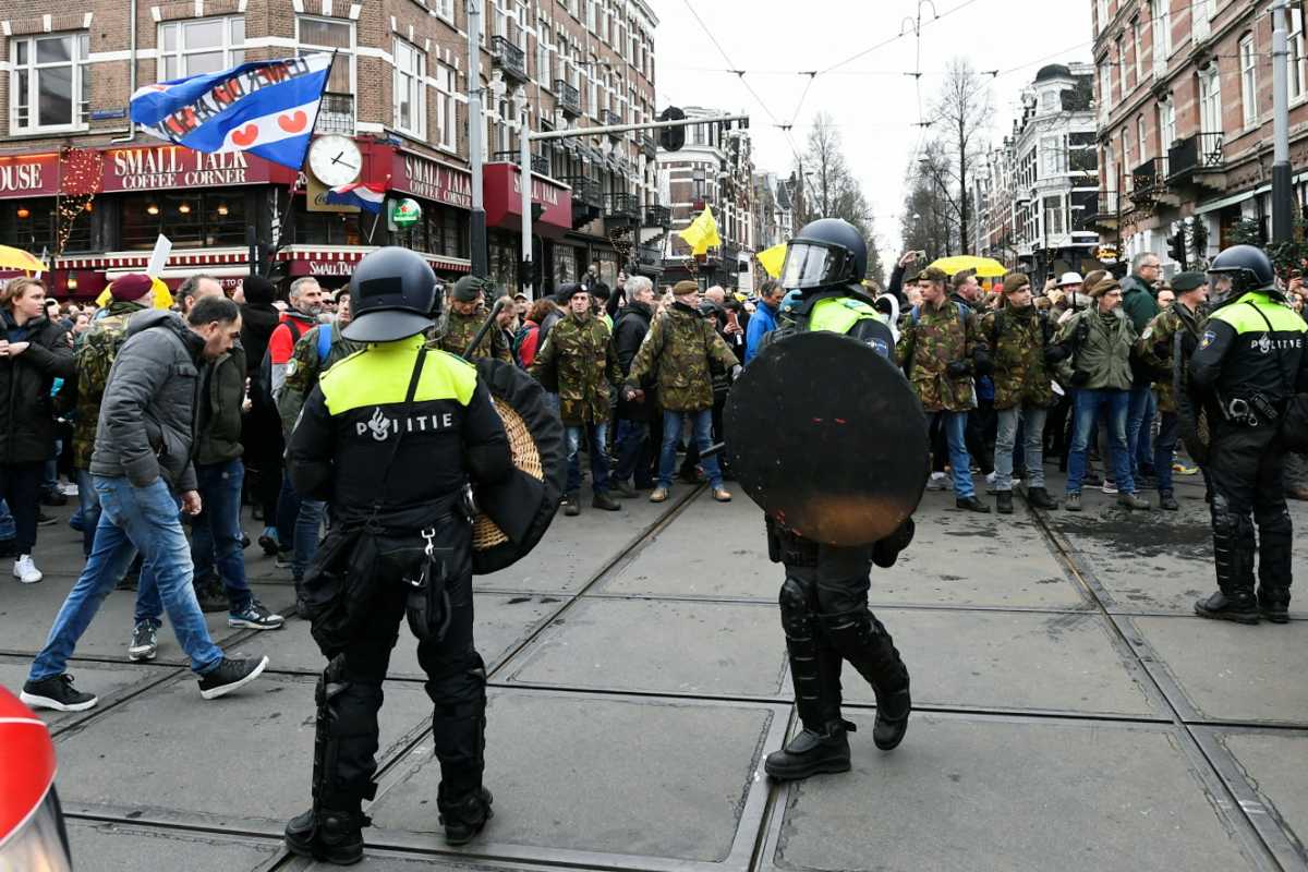 Κορονοϊός – Ολλανδία: 30 συλλήψεις και 4 αστυνομικοί τραυματίες στα επεισόδια κατά του lockdown