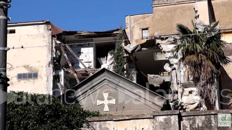 Νάπολη: Κατέρρευσε ιστορικό νεκροταφείο από εργασίες του Μετρό – Σκορπίστηκαν εκατοντάδες λείψανα