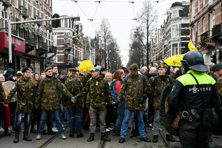 Κορονοϊός – Ολλανδία: Ένταση με διαδηλωτές κατά του lockdown στο Αμστερνταμ