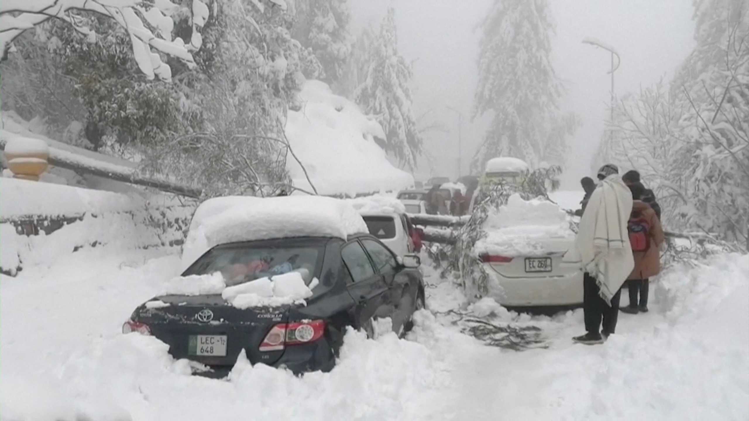 Πακιστάν: Τουλάχιστον 21 άνθρωποι έχασαν τη ζωή τους αποκλεισμένοι στα οχήματά τους εξαιτίας χιονοθύελλας