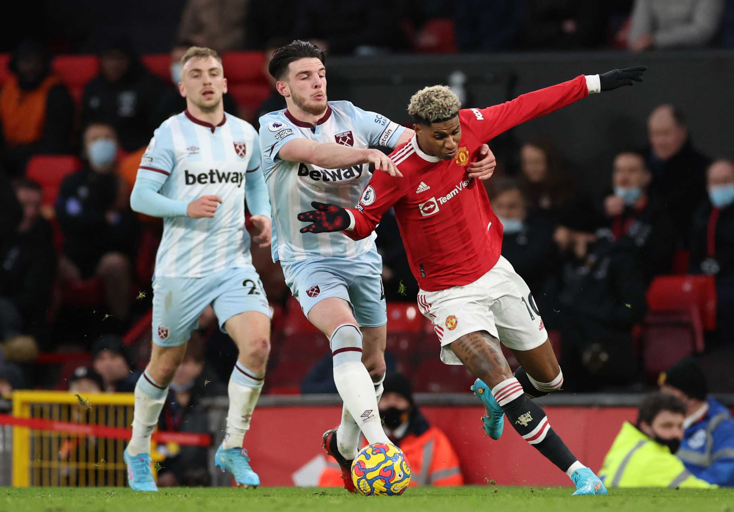 Soccer Football - Premier League - Manchester United v West Ham United - Old Trafford, Manchester, Britain - January 22, 2022 West Ham United's Declan Rice in action with Manchester United's Marcus Rashford REUTERS