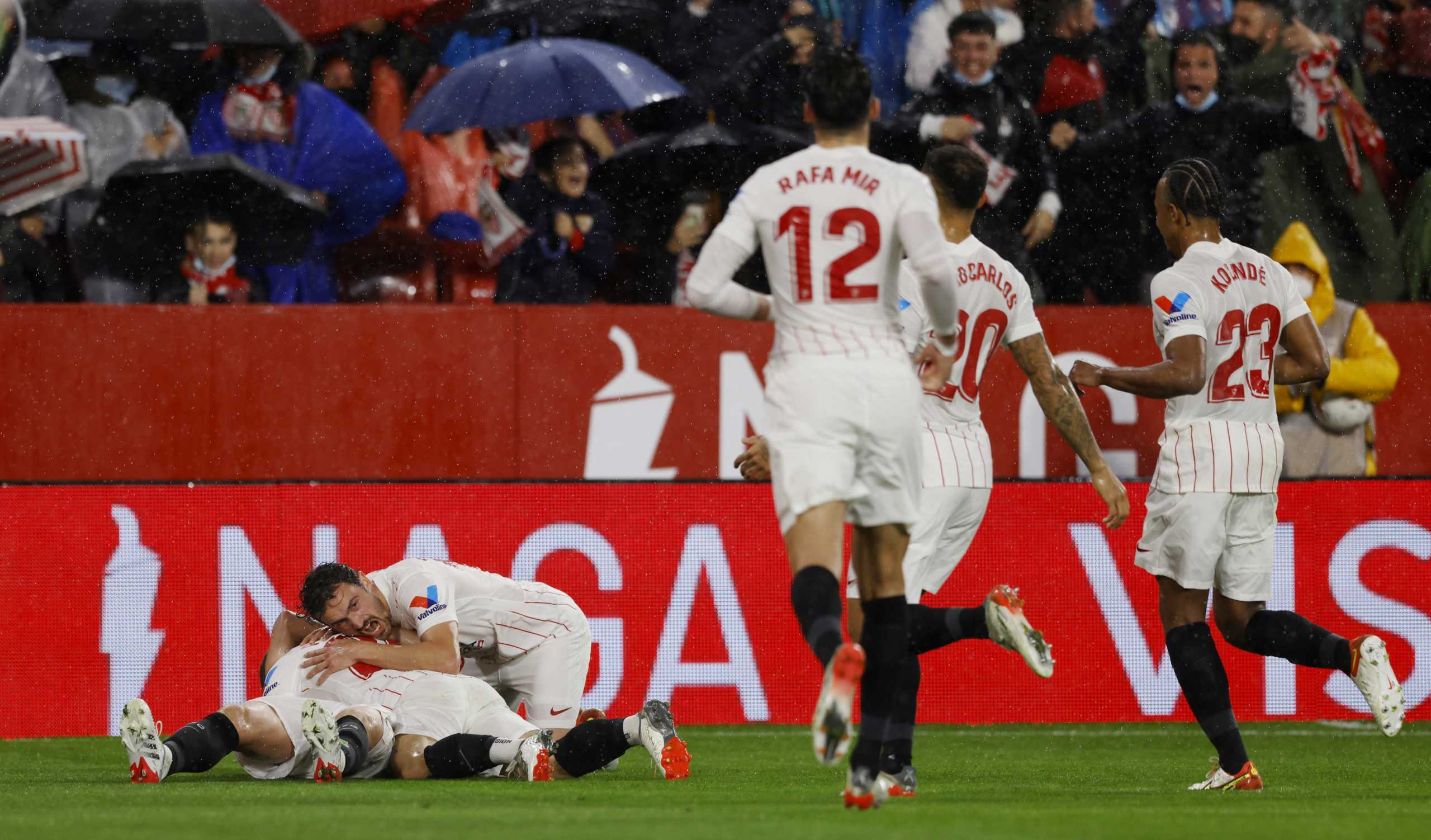 Soccer Football - LaLiga - Sevilla v FC Barcelona - Ramon Sanchez Pizjuan, Seville, Spain - December 21, 2021 Sevilla's Papu Gomez celebrates scoring their first goal with teammates REUTERS