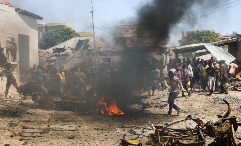 Μακελειό στη Σομαλία: Δεκάδες νεκροί σε διπλή επίθεση αυτοκτονίας – Σκοτώθηκε και μία πολιτικός