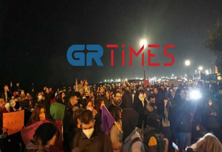Θεσσαλονίκη: Πορεία κατά της έμφυλης βίας – Έκαναν στάση έξω από την καφετέρια εμπλεκόμενου στην υπόθεση βιασμού της Γεωργίας