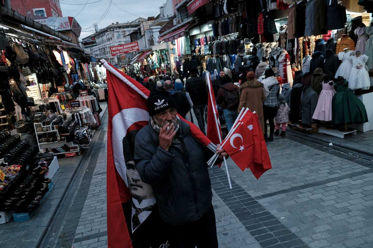 A street vendor sells Turkish national flags at Mahmutpasa street, a middle-class shopping district, as the coronavirus disease (COVID-19) outbreak continues in Istanbul, Turkey, January 13, 2022. REUTERS