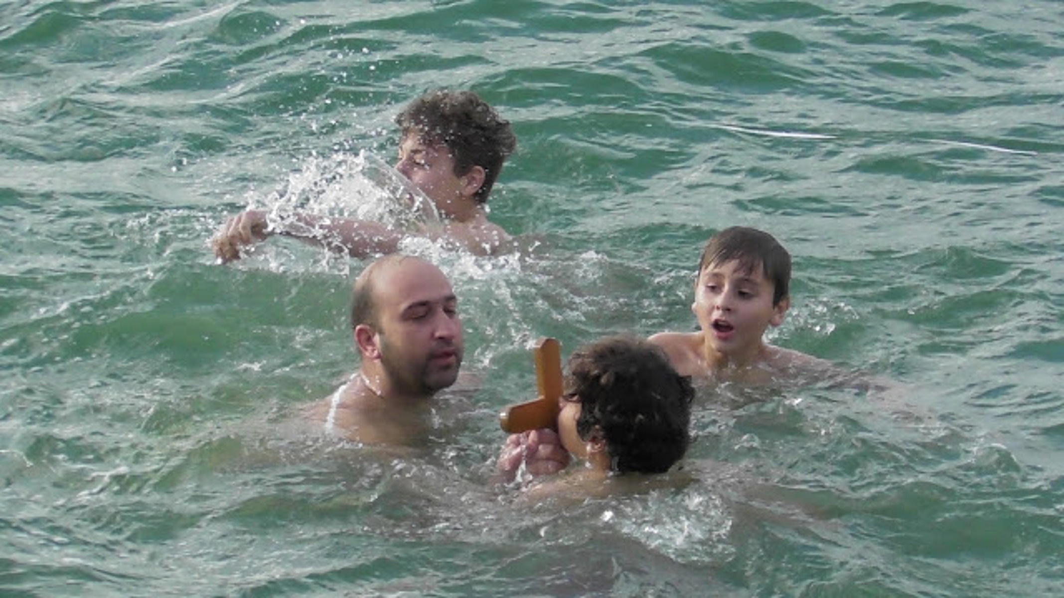 Θεοφάνεια – Μενίδι Αιτωλοακαρνανίας: Παιδάκια έπιασαν τον Σταυρό στα κρύα νερά του Αμβρακικού