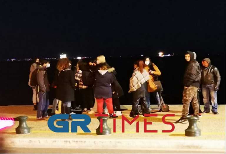 Βιασμός 24χρονης στη Θεσσαλονίκη: Διαμαρτυρία μπροστά από το «Αχίλλειον» που διαψεύδει κάθε σχέση με εμπλεκόμενα πρόσωπα