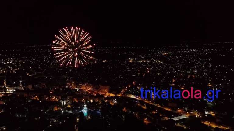 Με εντυπωσιακά πυροτεχνήματα η υποδοχή του 2022 στα Τρίκαλα