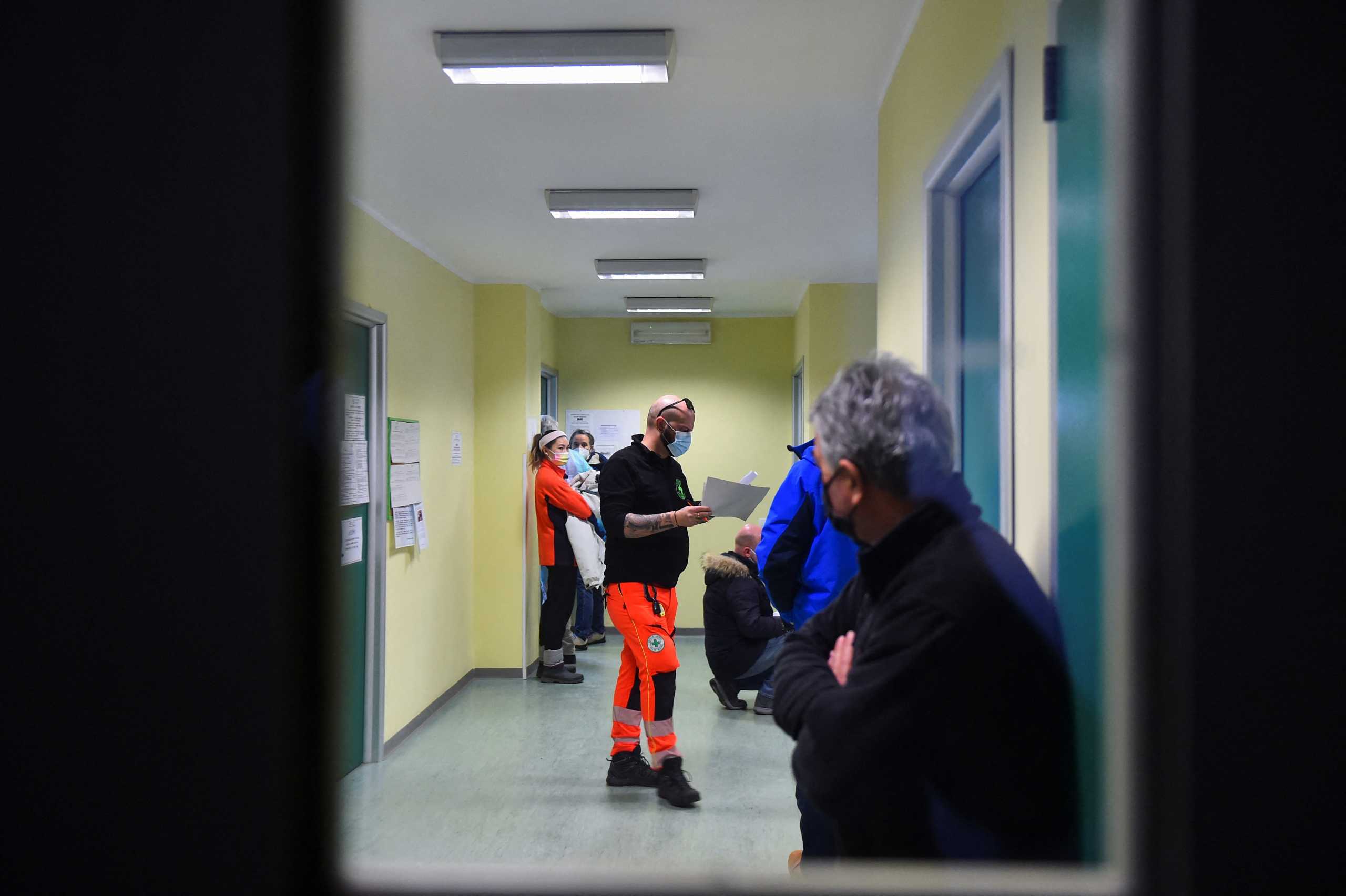 People wait to receive a dose of the coronavirus disease (COVID-19) vaccine in the northwestern skiers' town of Sestriere, Italy, December 30, 2021. REUTERS