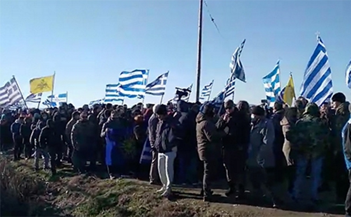 Έβρος: Ελληνικές σημαίες και πετροπόλεμος έξω από το κέντρο μεταναστών