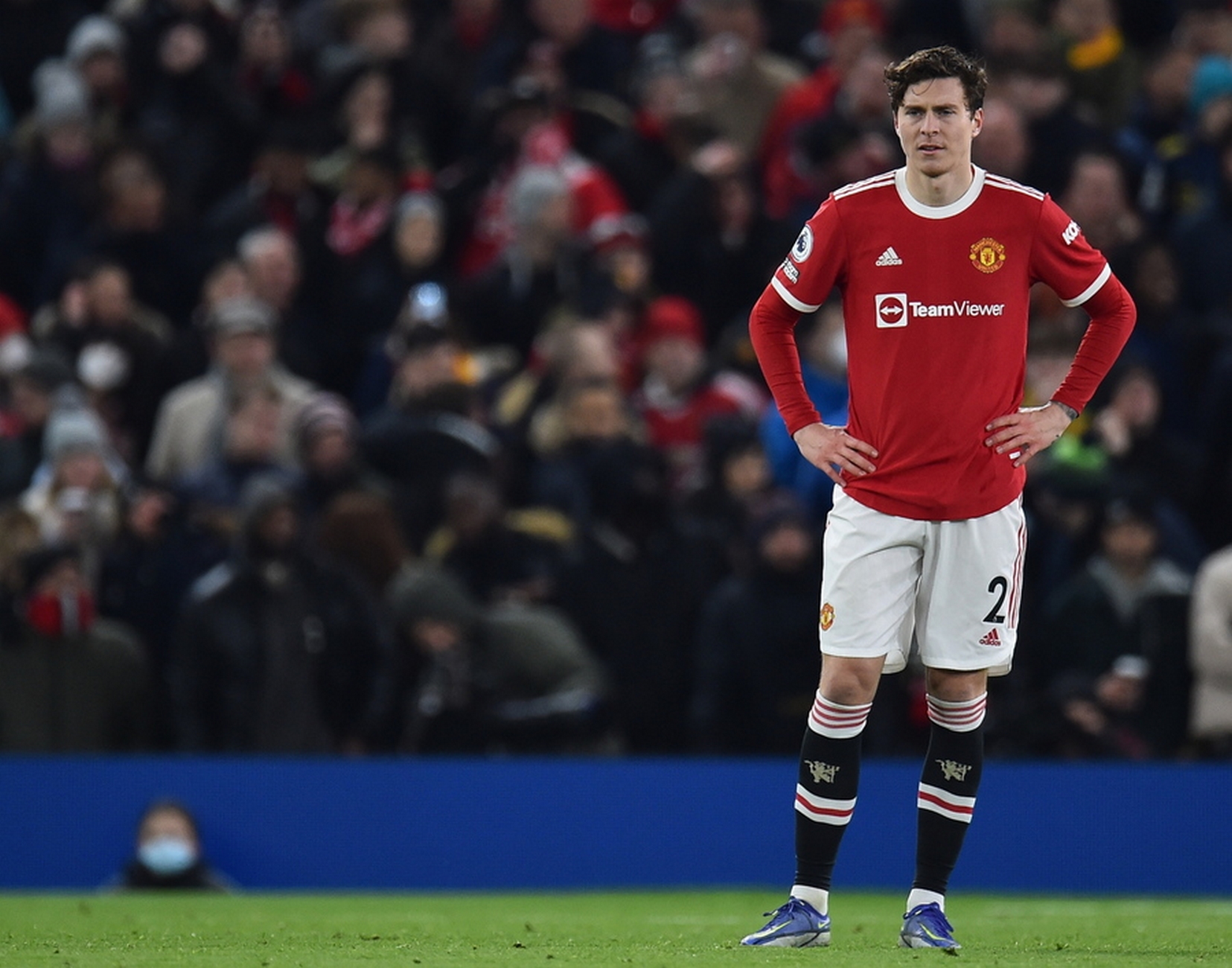 epa09617683 Manchester United's Victor Lindelof reacts during the English Premier League soccer match between Manchester United and Arsenal FC in Manchester, Britain, 02 December 2021.  EPA