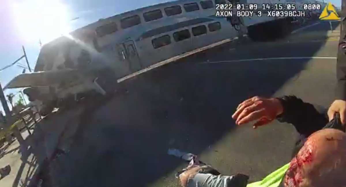 Λος Άντζελες: Έσωσαν πιλότο αεροπλάνου δευτερόλεπτα πριν τον χτυπήσει τρένο! Βίντεο ντοκουμέντο με τις δραματικές στιγμές