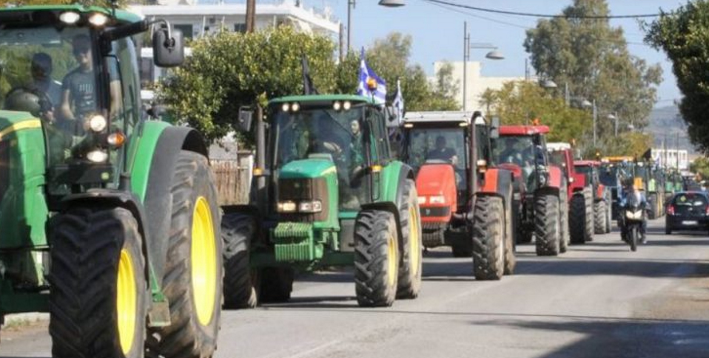 Χανιά: Αγρότες στους δρόμους – Άφησαν τελάρα με προϊόντα στα σκαλιά της αντιπεριφέρειας